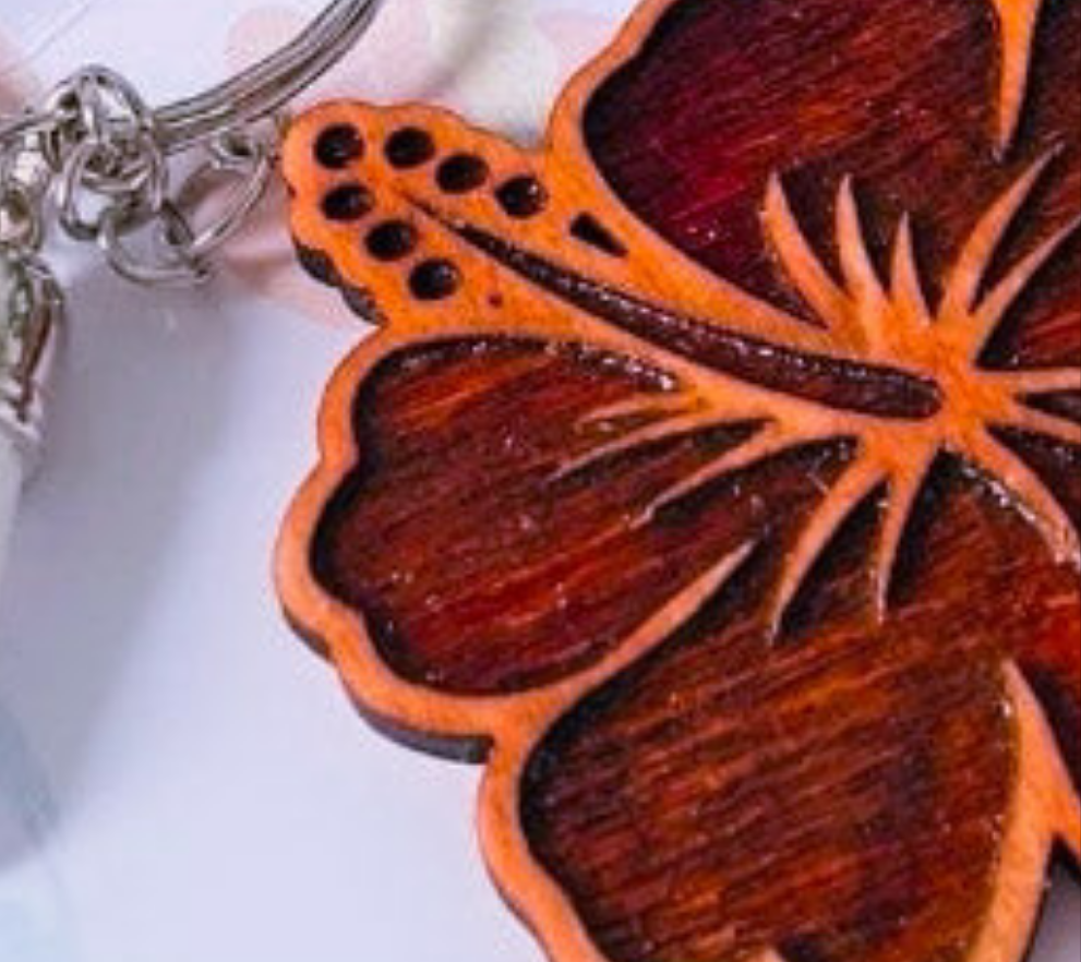Hibiscus Crépuscule – Porte-clé artisanal en bois gravé et teinté