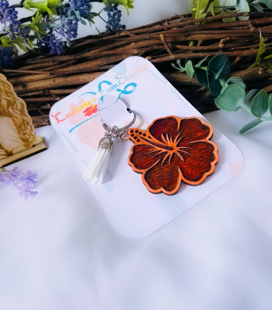 Hibiscus Crépuscule – Porte-clé artisanal en bois gravé et teinté