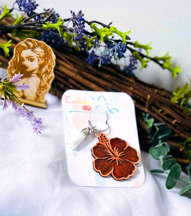Hibiscus Crépuscule – Porte-clé artisanal en bois gravé et teinté