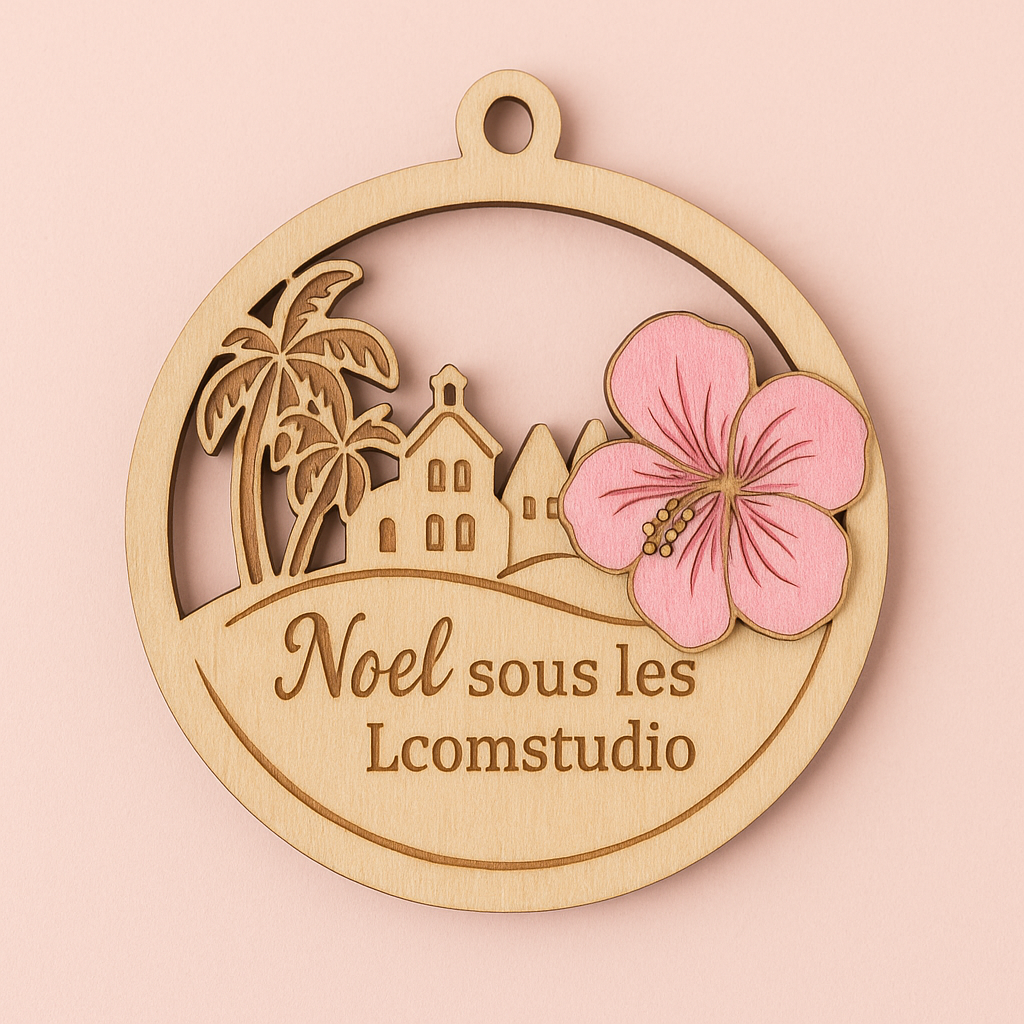 🎄 Boule de Noël tropicale “Noël sous les tropiques” – Bois ajouré et fleur d’hibiscus rose