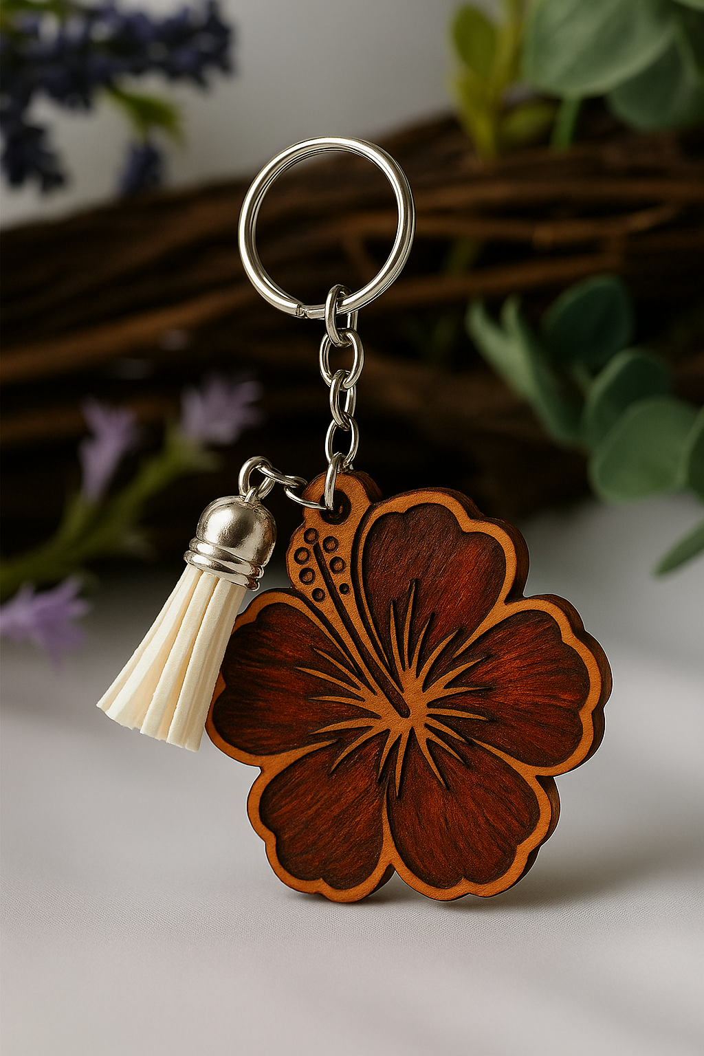 Hibiscus Crépuscule – Porte-clé artisanal en bois gravé et teinté