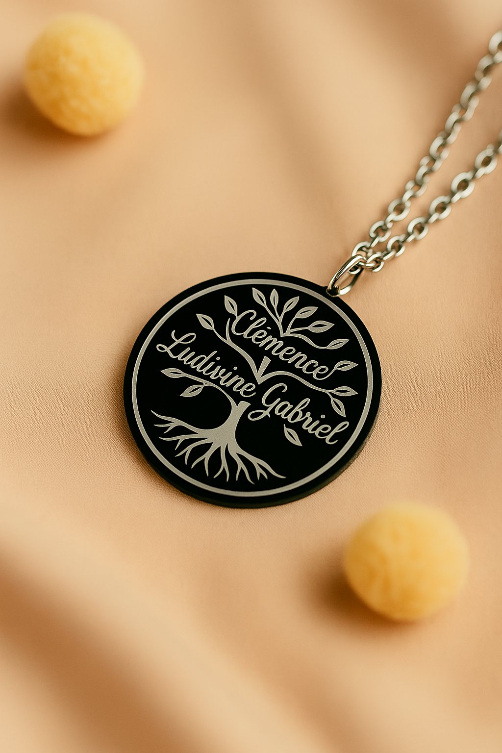 Collier Arbre de Lien – Médaillon personnalisé en acrylique noir