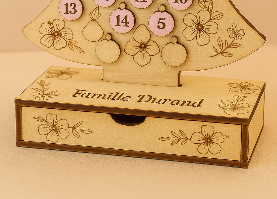 Calendrier de l’Avent en bois personnalisé – Sapin tropical artisanal